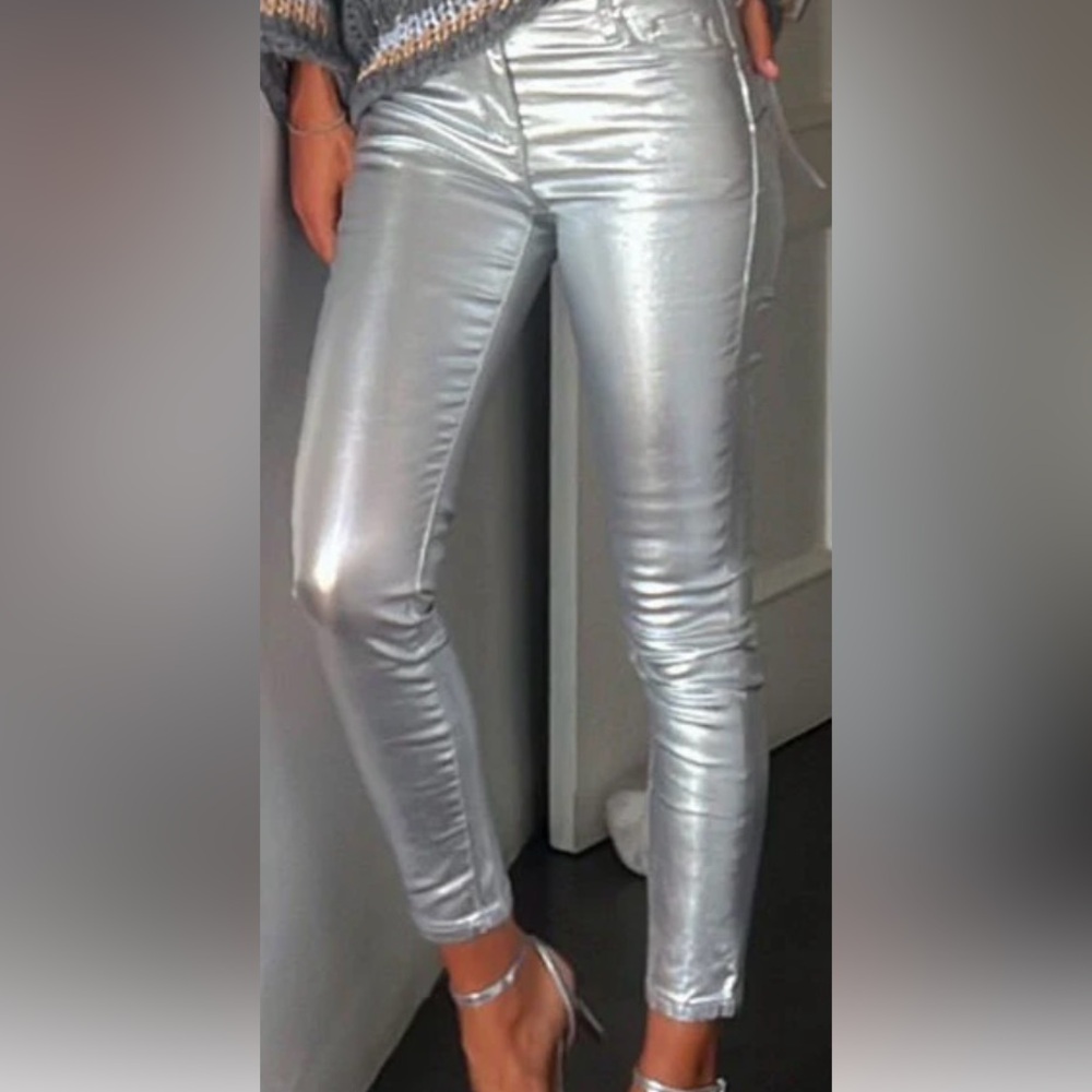 NWOT Silver Slim Fit Faux Leather Legging Pants with Pockets. Size M